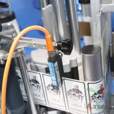 Этикетировщик автоматический  AS-C02 (servo) 1 1 сервопривод (этикетировочная головка) напольный для круглых предметов, честный знак